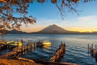 Lac Atitlán au Guatemala : reflet des volcans et berceau maya