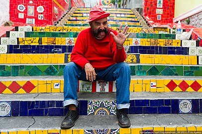 Jorge Selarón sur les marches de l'escalier